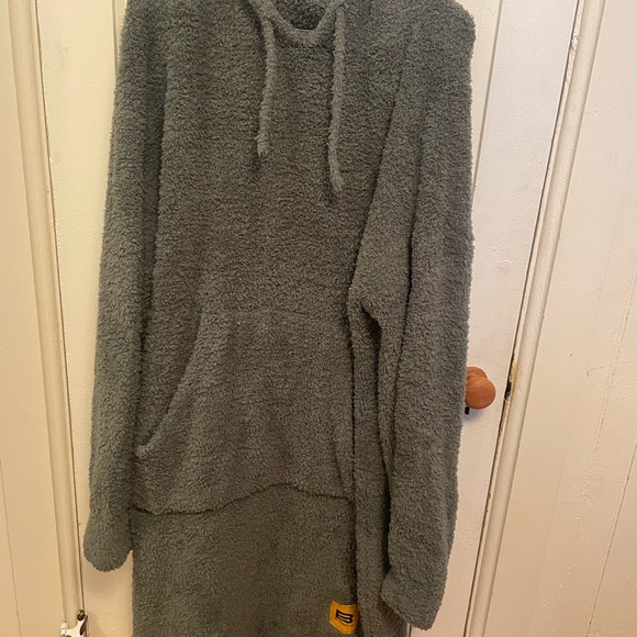 Cozy Green Wearable Blanket - Picture 4 of 4